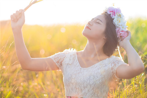 头戴花环的女性